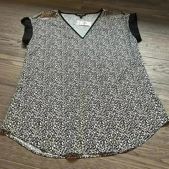 ✨🆕EXPRESS🆕✨ | Black And White Speckled Blouse - Picture 2 of 9